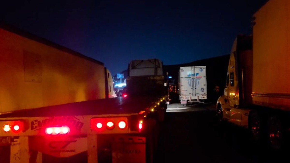 Más de 14 horas han transcurrido desde que habitantes de diversas comunidades de la delegación Santa Rosa Jáuregui mantienen bloqueada la carretera federal 57.