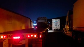 Más de 14 horas han transcurrido desde que habitantes de diversas comunidades de la delegación Santa Rosa Jáuregui mantienen bloqueada la carretera federal 57.