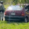 Policías investigan el hallazgo del cadáver de una mujer encajuelada en Toluca.