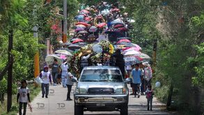 Personas realizan un cortejo fúnebre a víctimas de una masacre en el municipio de Tehuitzingo, Puebla.