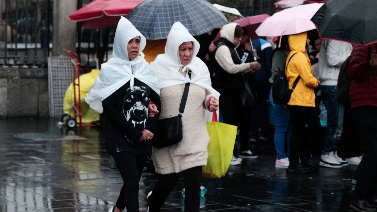 Personas se registran de la lluvia en Ciudad de México