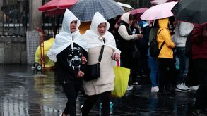 Personas se registran de la lluvia en Ciudad de México