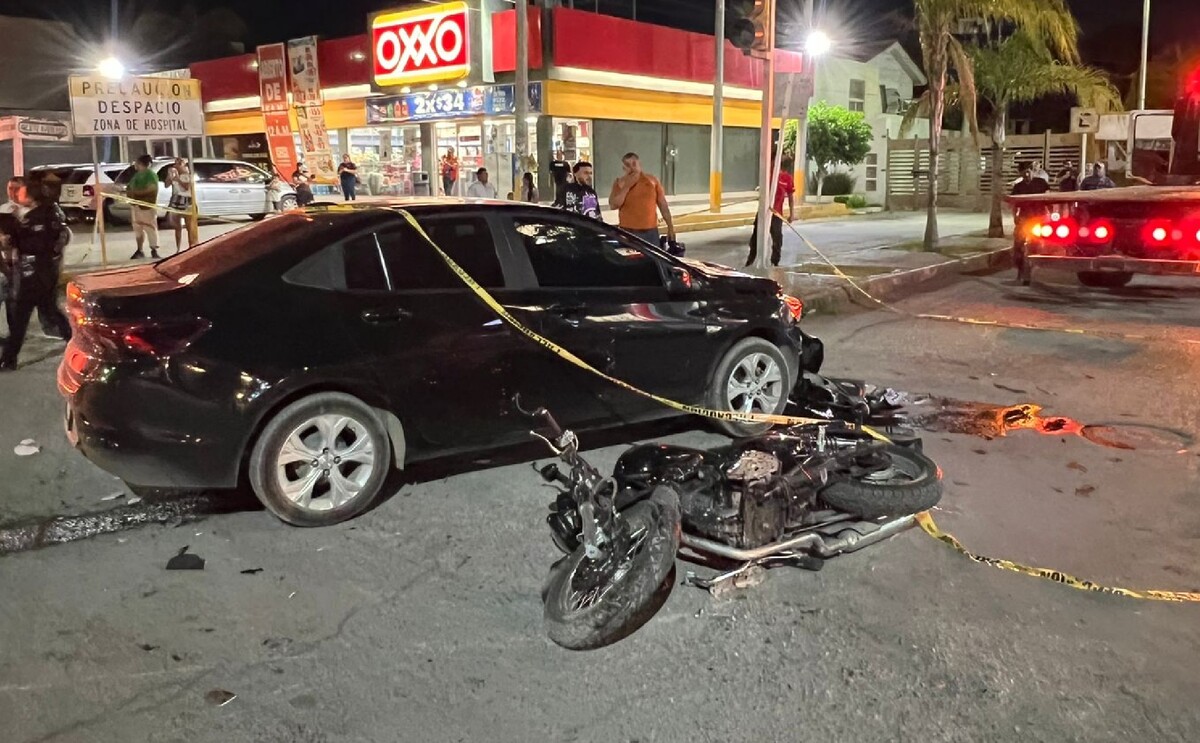 Automóvil que se vio involucrado en un accidente con un motociclista en  Villas de la Hacienda.