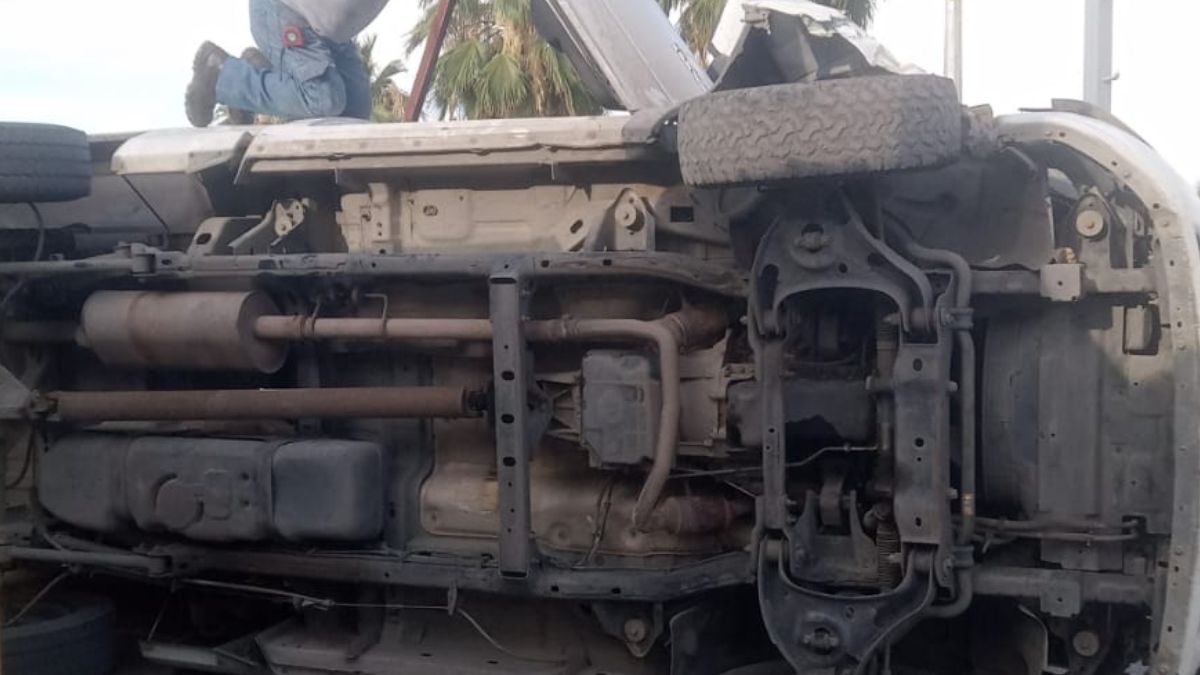 camioneta volcada en buelvar.