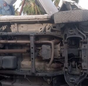 camioneta volcada en buelvar.