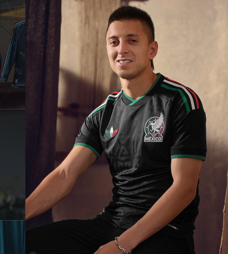 Roberto Alvarado posando para una foto mientras porta el nuevo jersey de la Selección Mexicana en color negro