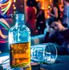Imagen de una fiesta de adolescentes donde hay alcohol.