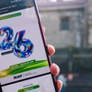 Mano sosteniendo un teléfono celular con la leyenda de Admisión BUAP 2026.