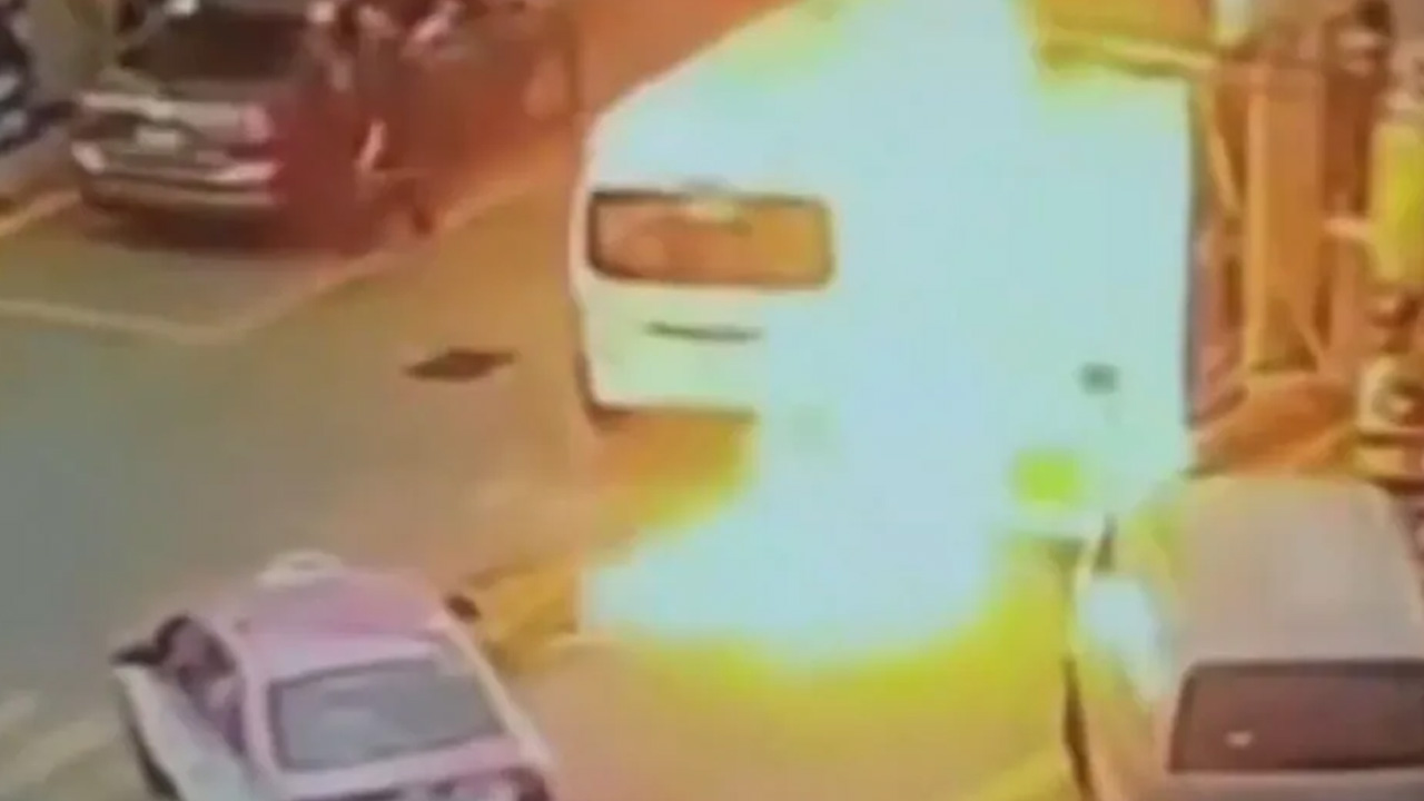 Un hombre fue detenido tras presuntamente incendiar una combi estacionada en una gasolinera de Tlalnepantla.