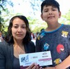 Mamá y su hijo reciben la Beca Rita Cetina.