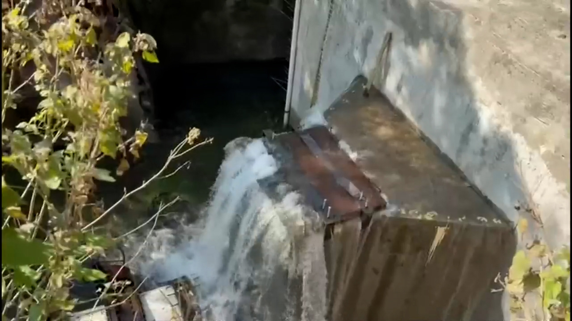 Una reparación fallida en un tanque cisterna provocó una nueva megafuga de agua en San Francisco Tlalnepantla, Xochimilco. Calles inundadas.