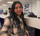 una mujer sostiene un teléfono celular en una tienda