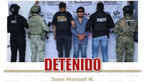 un hombre detenido rodeado de policías y militares