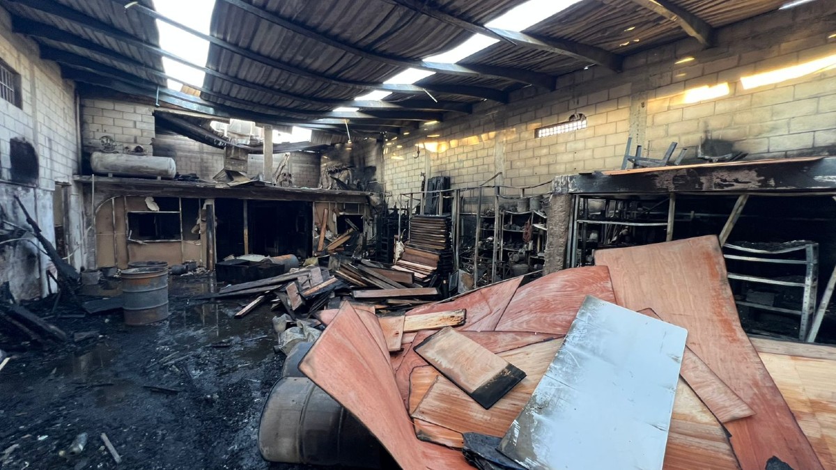 Fábrica de muebles incendiada