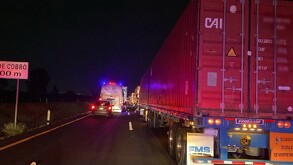 El grupo de habitantes de la localidad La Versolilla en la capital de Querétaro, mantienen un bloqueo sobre la Carretera Federal Querétaro-SLP.