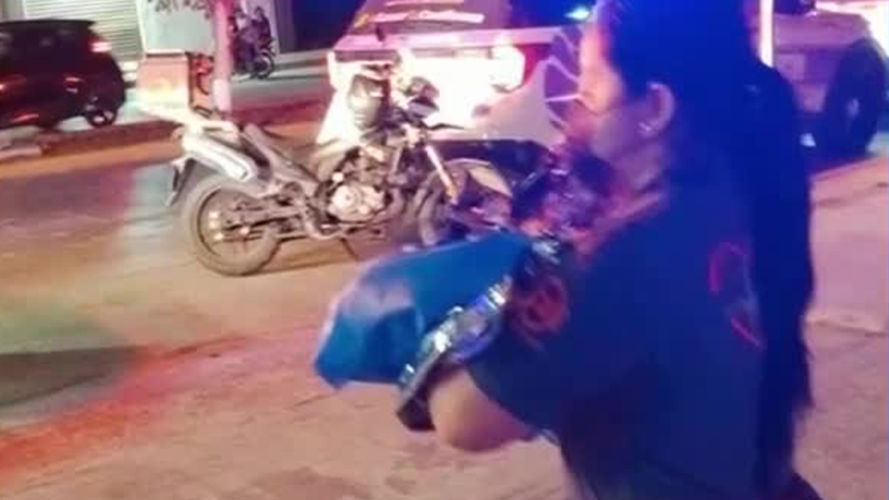Un bebé recién nacido fue localizado dentro de un contenedor de basura en la Región 107 de Cancún.
