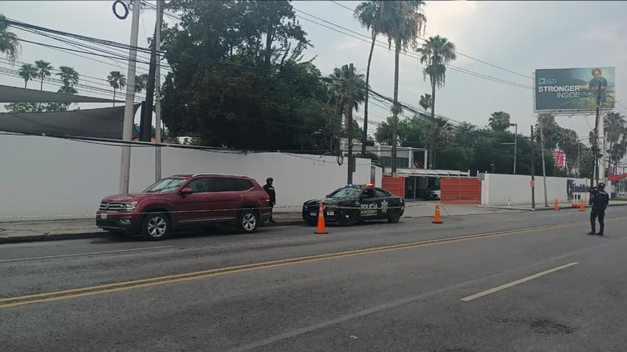 Una camioneta con reporte de robo fue localizada afuera de una escuela en la colonia San Jerónimo, en Monterrey; autoridades resguardaron la zona.