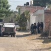 Fachada de ladrillos y personas al fondo