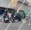 Hermanos golpeando a policías en colonia Degollado, Iztapalapa