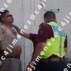 Hermanos golpeando a policías en colonia Degollado, Iztapalapa