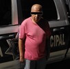 Se observa a un hombre con ojos tapados, viste una playera rojo y pantalón de mezclilla.