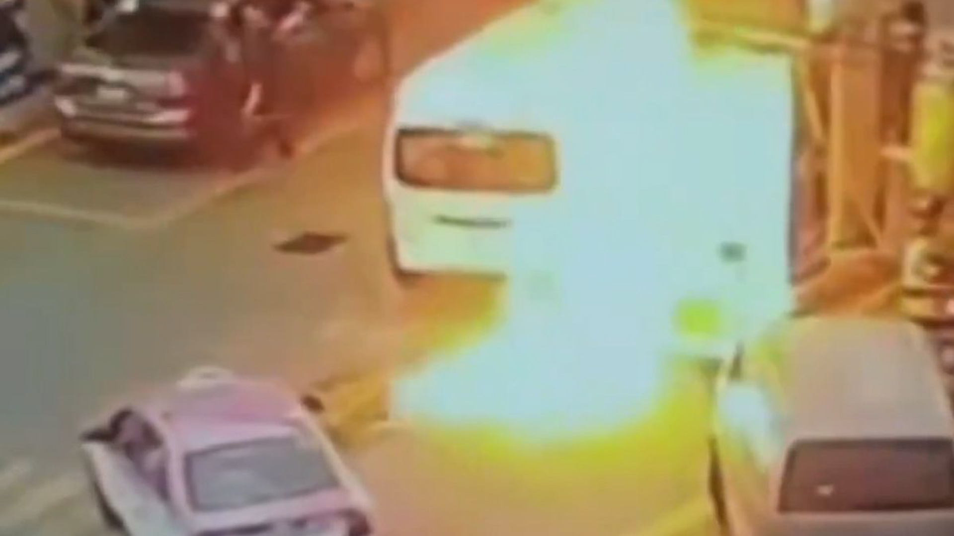 Un hombre bajo la influencia de drogas incendió una combi en una gasolinera de Tlalnepantla. Vecinos de Tenayuca denuncian peligro extremo.