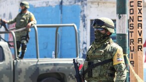Miembro del Ejército mexicano cuida un ducto de petróleo.