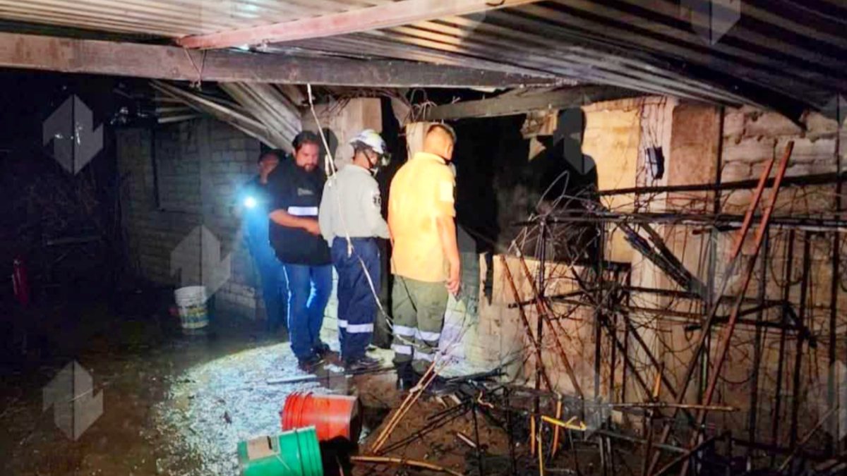 Restos del material de la construcción del taller en Ajalpan tras explosión
