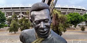 Estatua de Pelé instalada afuera del Estadio Jalisco