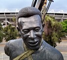 Estatua de Pelé instalada afuera del Estadio Jalisco