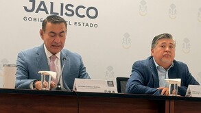 Luis García Sotelo y Salvador Zamora, pertenencientes al Gobierno de Jalisco dando una conferencia de prensa sobre el adeudo de los recursos federales
