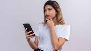 Persona pensando cómo desvincular número telefónico de su CURP