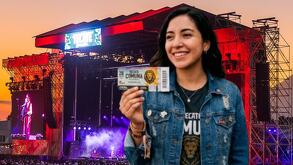 Persona con su boleto y de fondo un escenario del Tecate Comuna