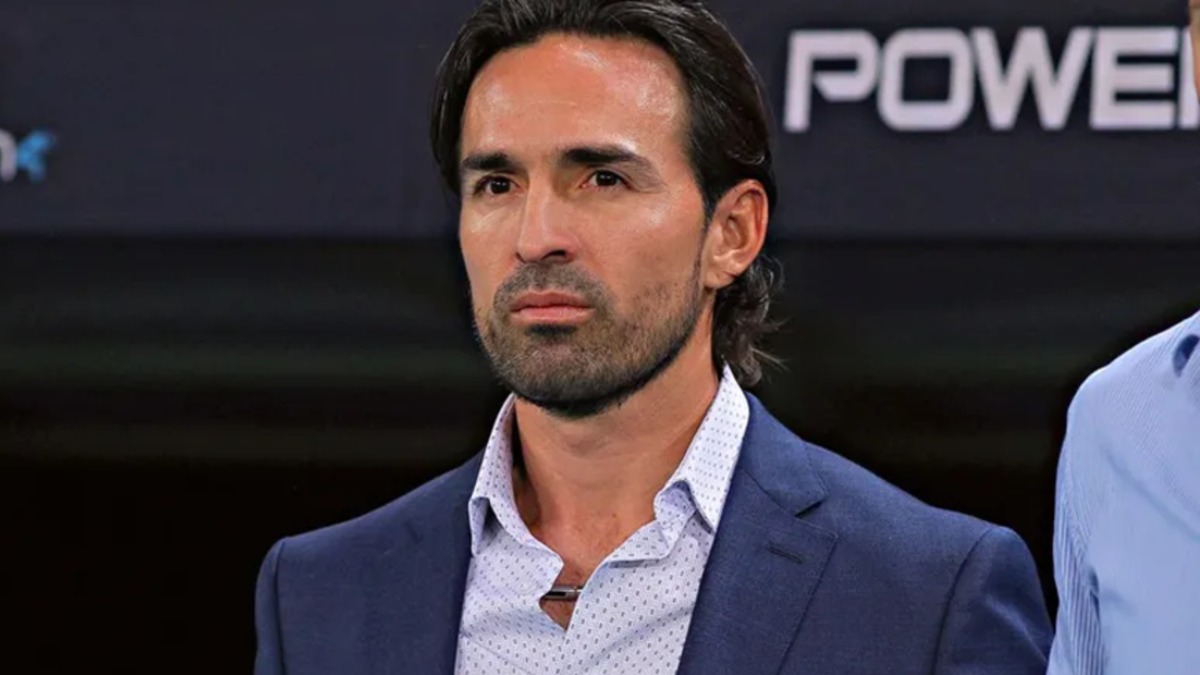 Hombre vestido de traje con la mirada hacia el frente.