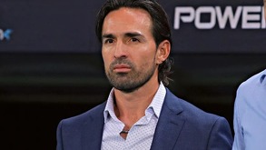 Hombre vestido de traje con la mirada hacia el frente.