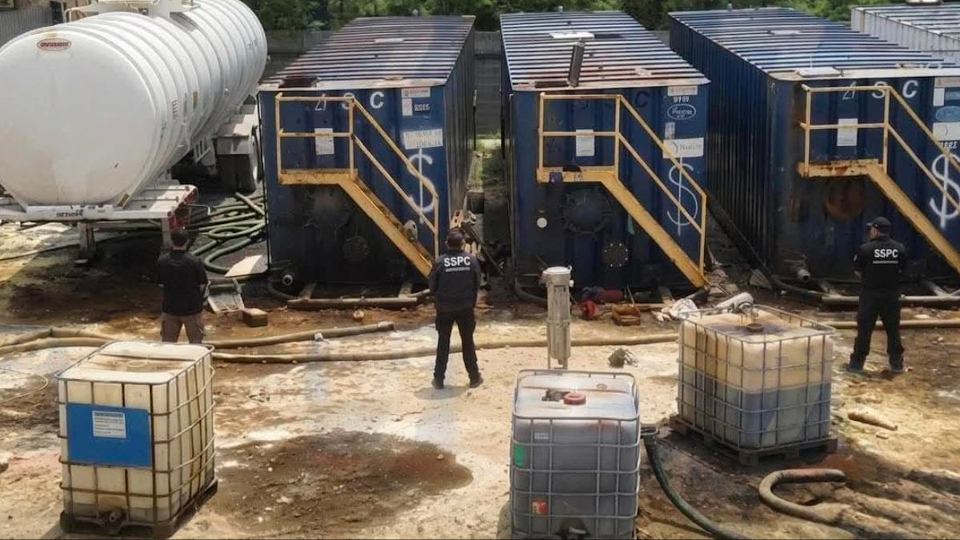 La FGR y la Guardia Nacional decomisaron más de un millón de litros de hidrocarburo ilegal y detuvieron a tres personas en Allende, Nuevo León.