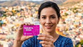 El primer depósito de la Tarjeta Rosa ha generado muchas dudas en las mujeres beneficiadas por este programa de apoyo gubernamental. Aquí te contamos todo.