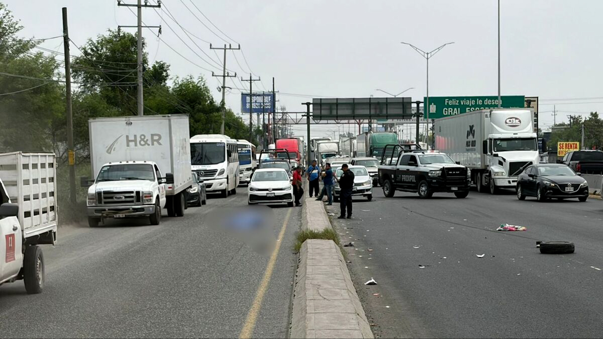 Un hombre murió atropellado mientras cambiaba una llanta en la carretera a Laredo, Escobedo; el conductor responsable fue detenido por las autoridades.