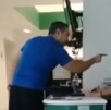 Un hombre fue captado mientras agredía verbalmente y amenazaba de muerte a una trabajadora del IMSS por presuntamente tratar mal a su esposa.