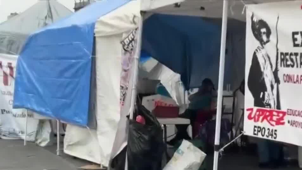 Dos mujeres resultaron lesionadas luego de un flamazo provocado por una falla en un cilindro de gas dentro de un plantón en el Zócalo.
