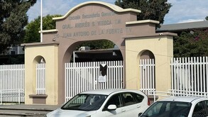 Se observa una fachada de un lugar con letras que dice Secudnaria Andrés S. Viesca.