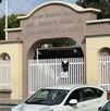 Se observa una fachada de un lugar con letras que dice Secudnaria Andrés S. Viesca.