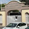 Se observa una fachada de un lugar con letras que dice Secudnaria Andrés S. Viesca.