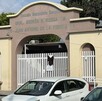 Se observa una fachada de un lugar con letras que dice Secudnaria Andrés S. Viesca.