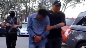 Hombre detenido por policías de Puebla.