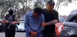 Hombre detenido por policías de Puebla.