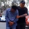 Hombre detenido por policías de Puebla.