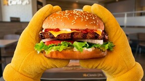 Se observa una hamburguesa con pan, carne de res, tomate, cebolla, queso.