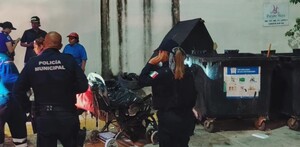 Autoridades acuden a reporte de madrugada y rescatan a bebé entre basura en Cancún