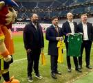 Samuel García y directivos suecos intercambiaron jerseys de las selecciones de México y Suecia previo al Mundial 2026.